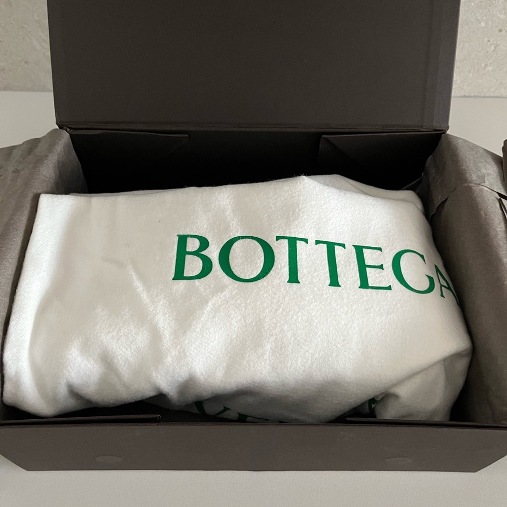 👛  Bottega Veneta Mini Pouch Mist in buttery soft Leather BNIB - Picture 5 of 10